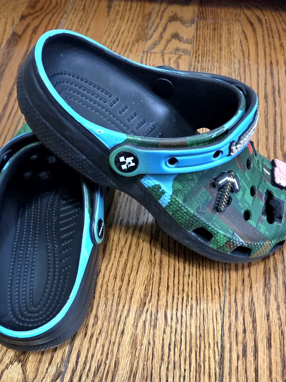 Kids/Juniors Crocs x Minecraft Clog Shoes in Black/Green/Blue